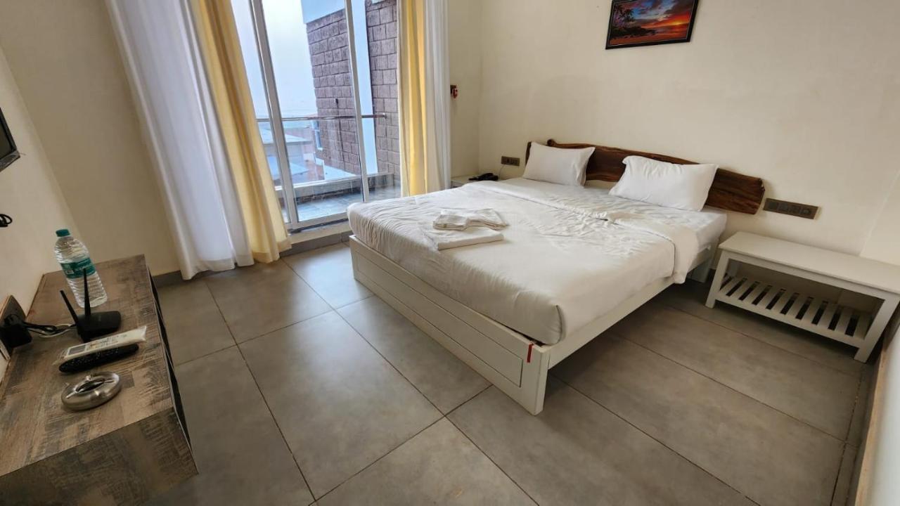 Coastal Bay Beach Resort Harnai Kültér fotó
