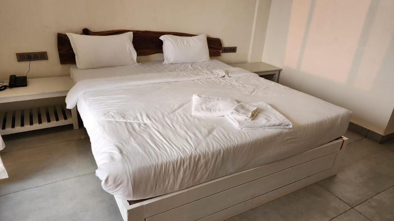 Coastal Bay Beach Resort Harnai Kültér fotó