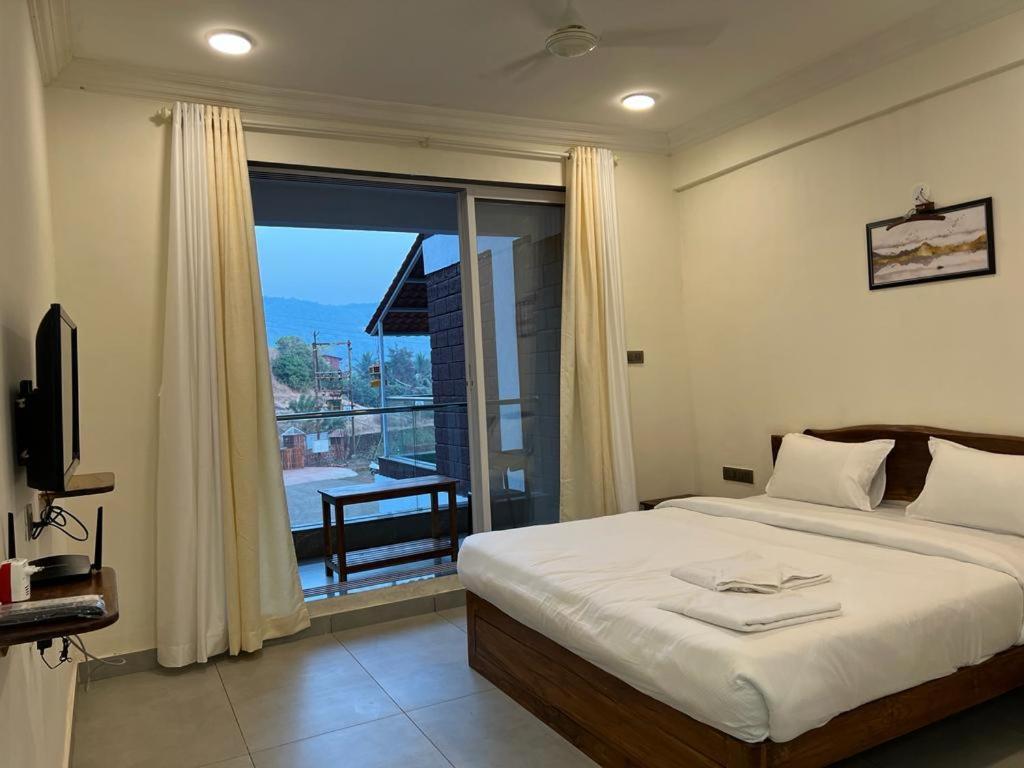 Coastal Bay Beach Resort Harnai Kültér fotó