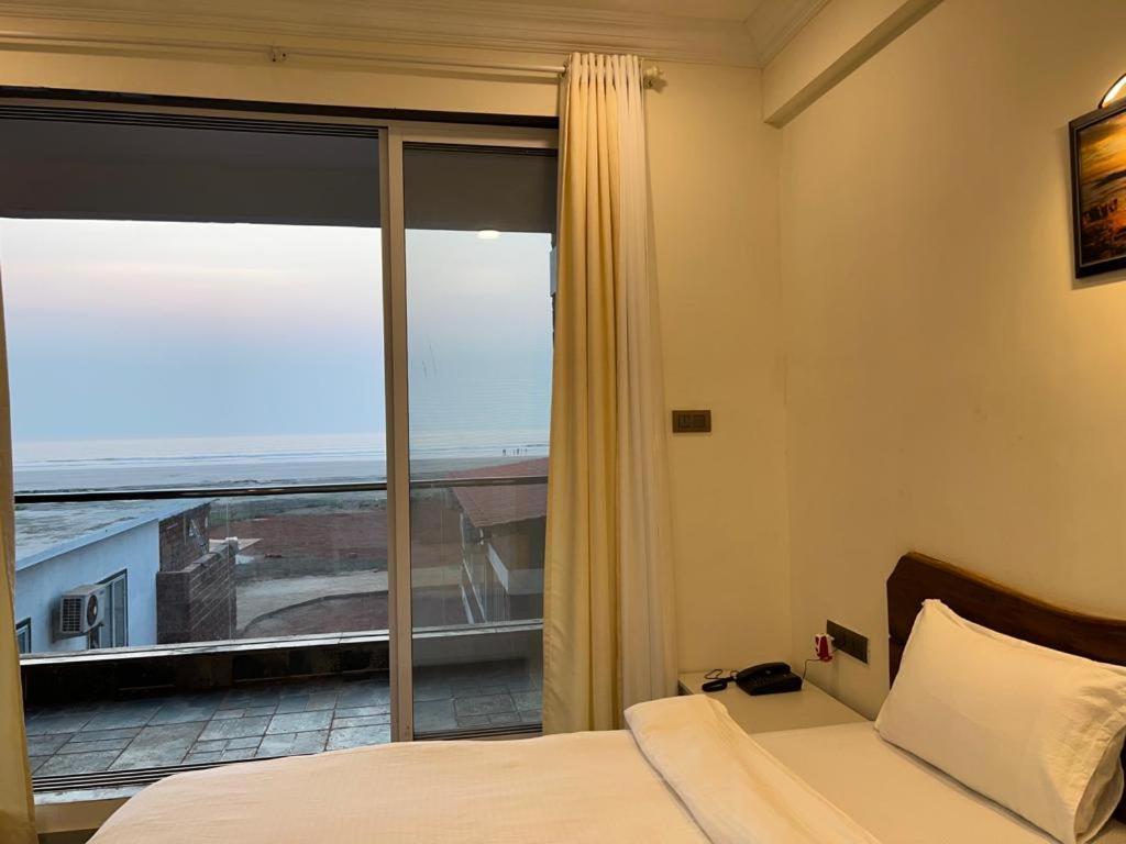 Coastal Bay Beach Resort Harnai Kültér fotó