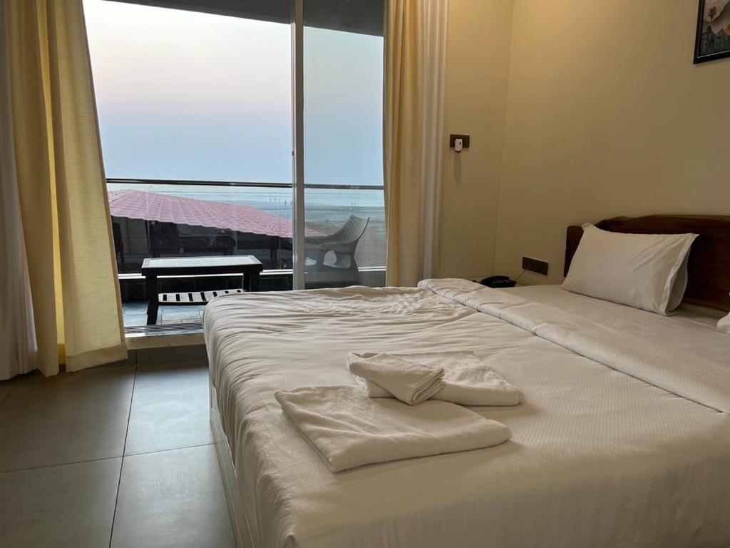 Coastal Bay Beach Resort Harnai Kültér fotó
