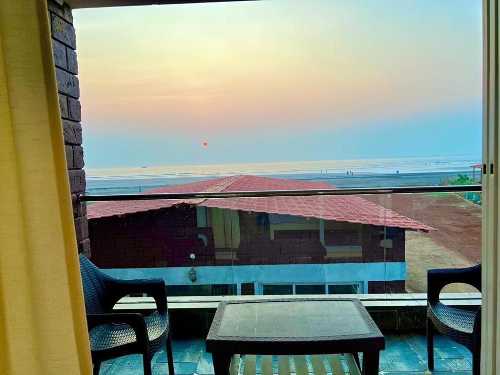 Coastal Bay Beach Resort Harnai Kültér fotó