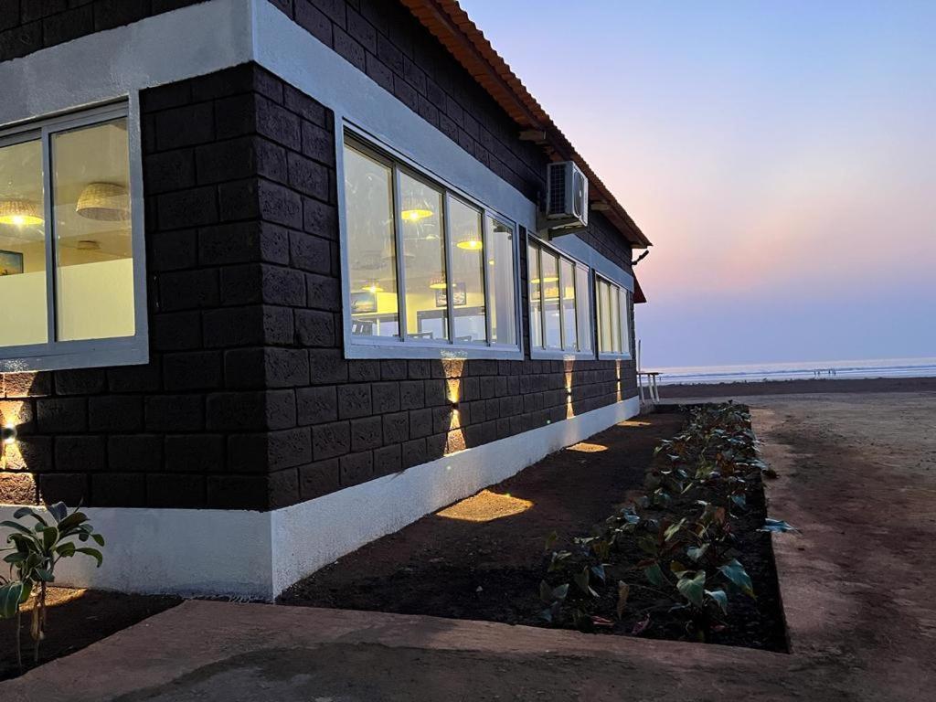 Coastal Bay Beach Resort Harnai Kültér fotó