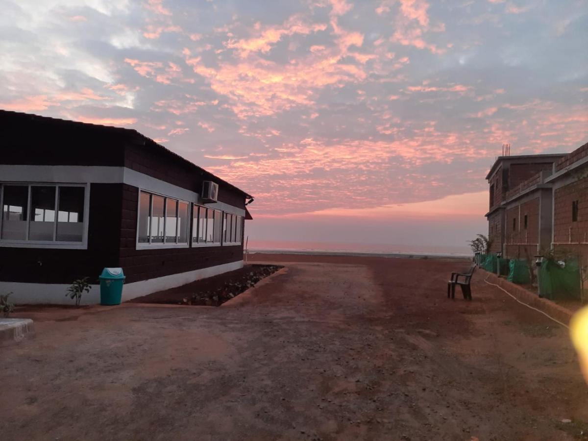 Coastal Bay Beach Resort Harnai Kültér fotó